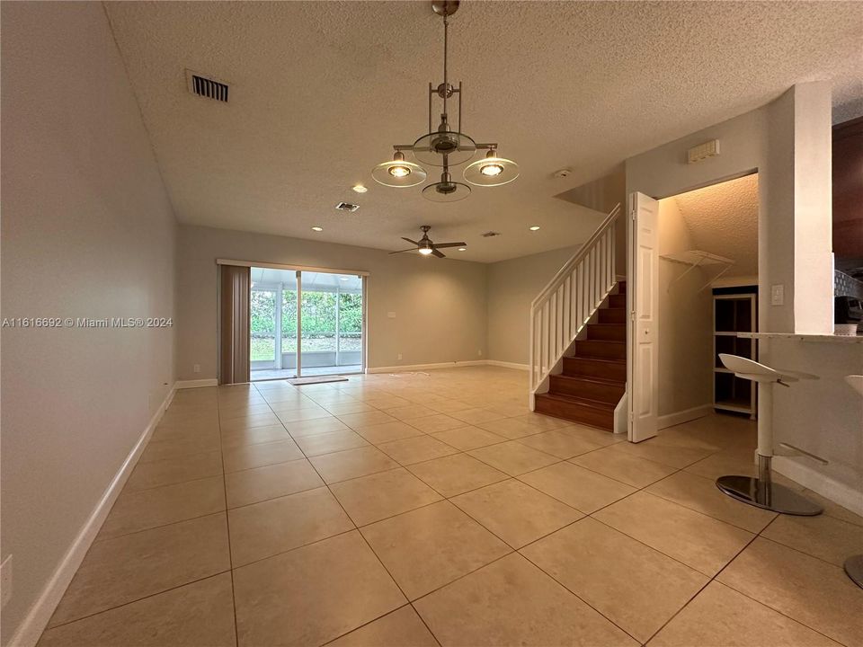 Active With Contract: $3,000 (3 beds, 2 baths, 1286 Square Feet)