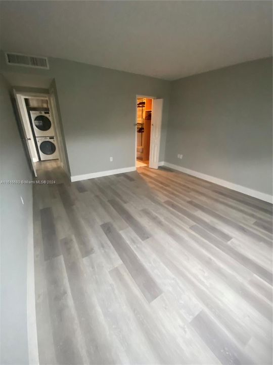 For Rent: $3,300 (1 beds, 1 baths, 950 Square Feet)