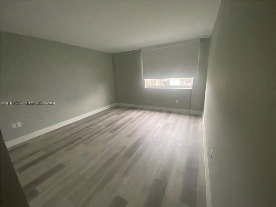 For Rent: $3,300 (1 beds, 1 baths, 950 Square Feet)