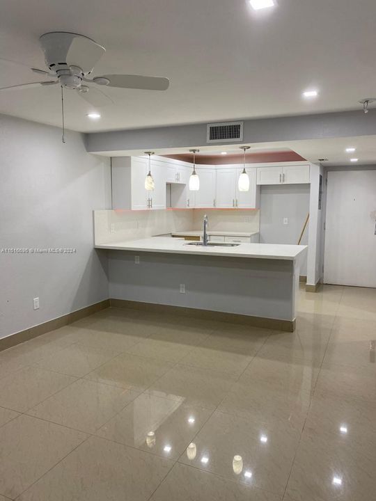 For Rent: $2,600 (2 beds, 2 baths, 906 Square Feet)