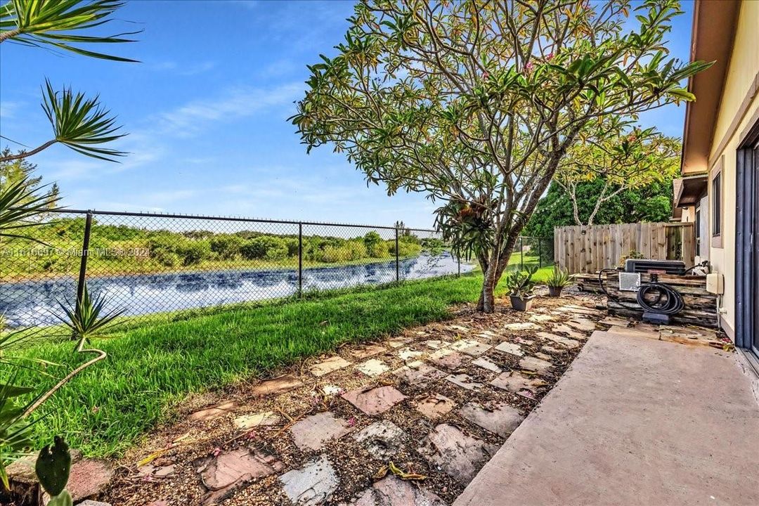 For Sale: $400,000 (3 beds, 2 baths, 1218 Square Feet)