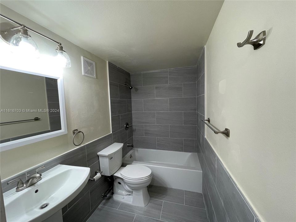 For Sale: $325,000 (2 beds, 1 baths, 804 Square Feet)