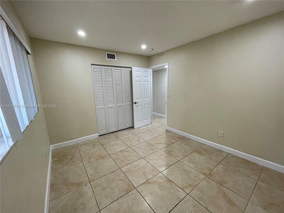For Sale: $325,000 (2 beds, 1 baths, 804 Square Feet)