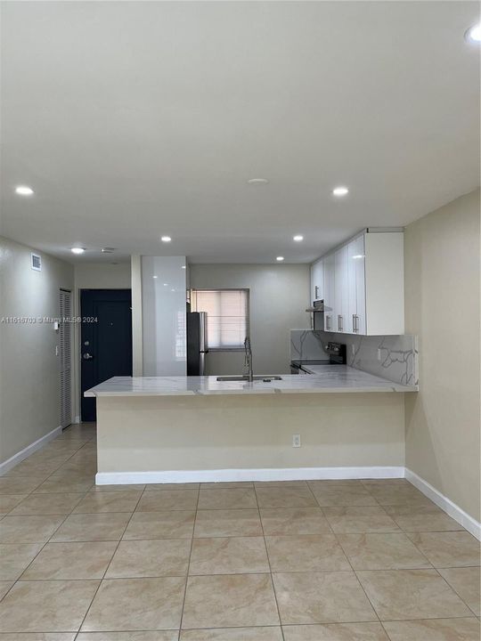 For Sale: $325,000 (2 beds, 1 baths, 804 Square Feet)