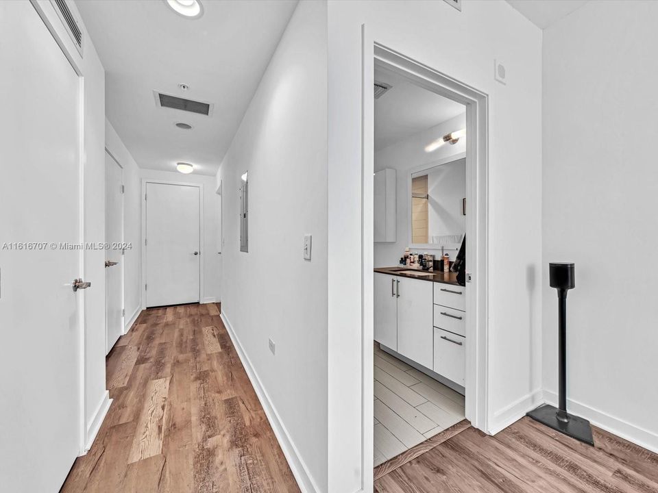 For Sale: $485,000 (1 beds, 1 baths, 760 Square Feet)