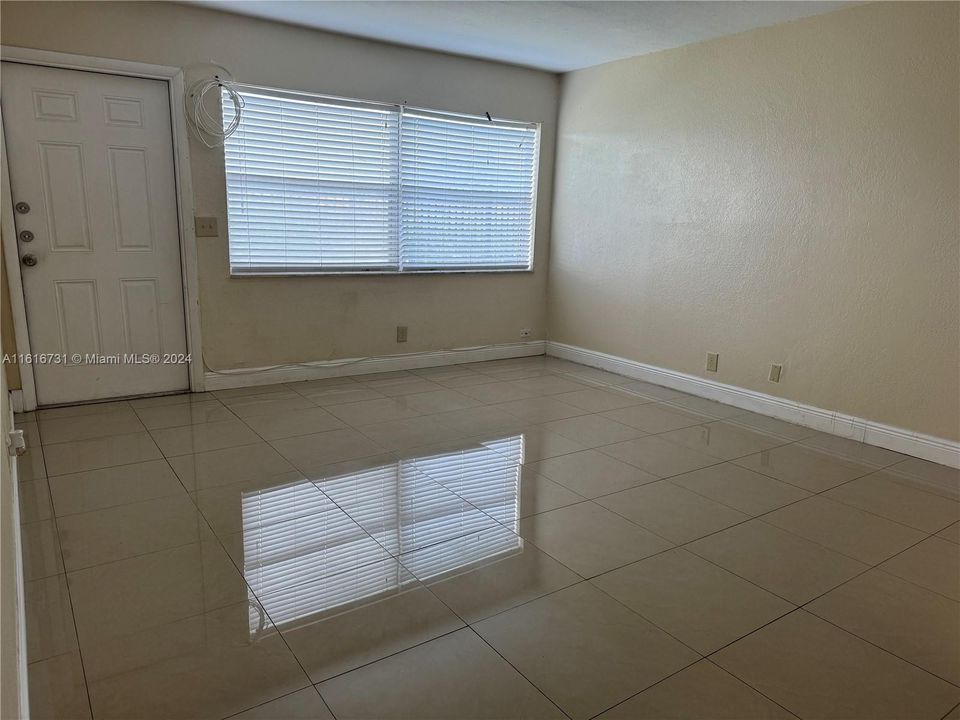 For Sale: $180,000 (2 beds, 1 baths, 829 Square Feet)