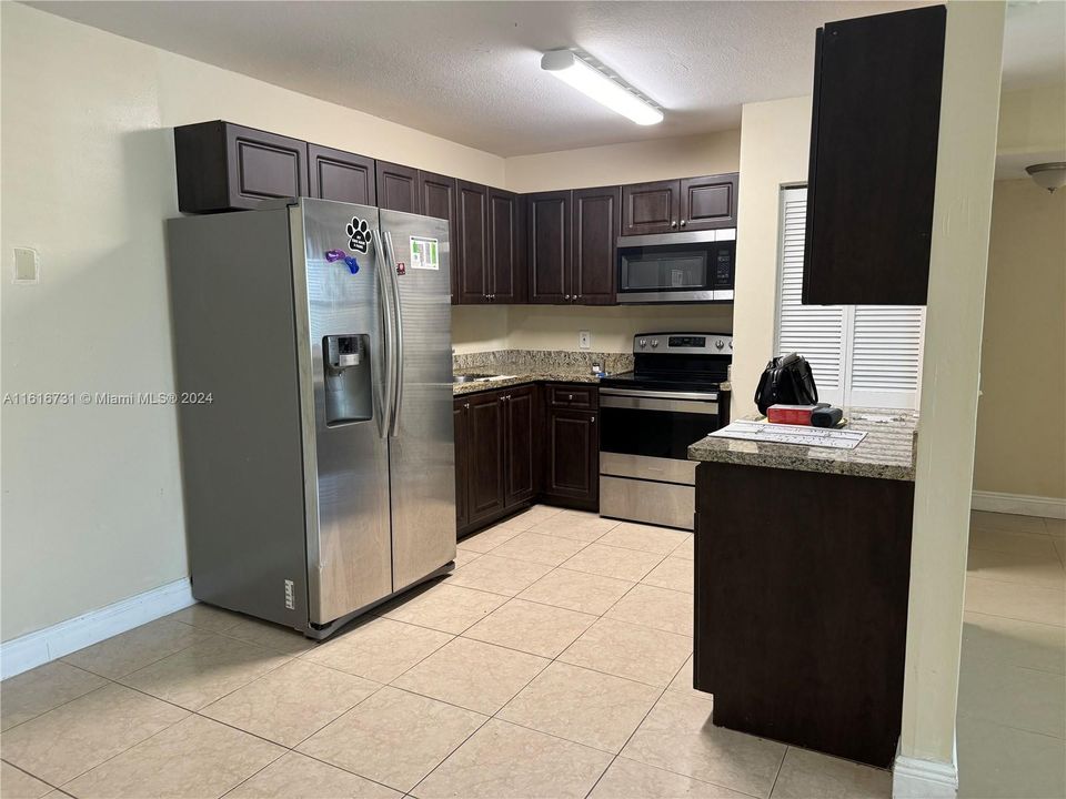 For Sale: $180,000 (2 beds, 1 baths, 829 Square Feet)