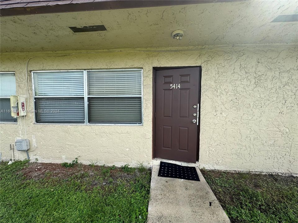 For Sale: $180,000 (2 beds, 1 baths, 829 Square Feet)