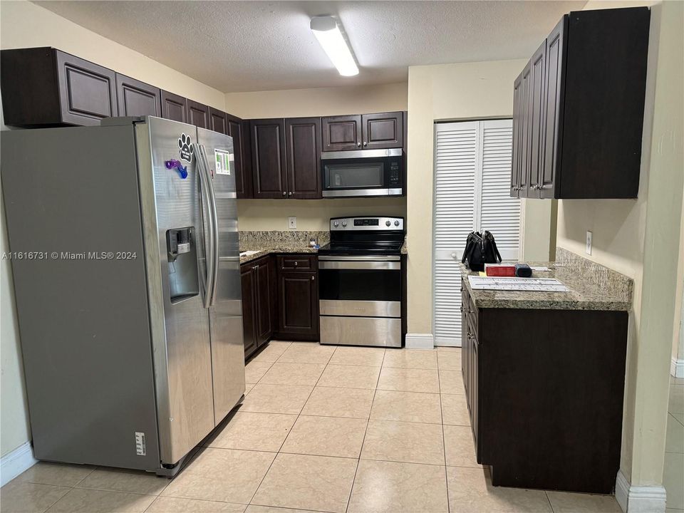 For Sale: $180,000 (2 beds, 1 baths, 829 Square Feet)