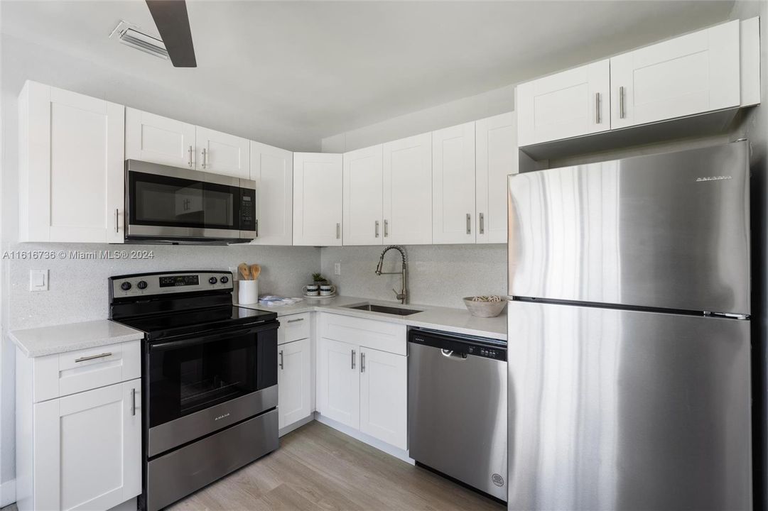 For Sale: $429,000 (2 beds, 1 baths, 862 Square Feet)