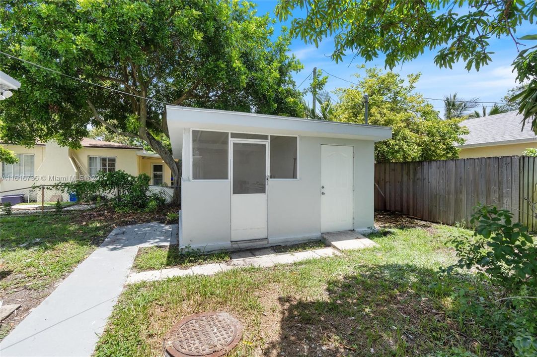 For Sale: $429,000 (2 beds, 1 baths, 862 Square Feet)
