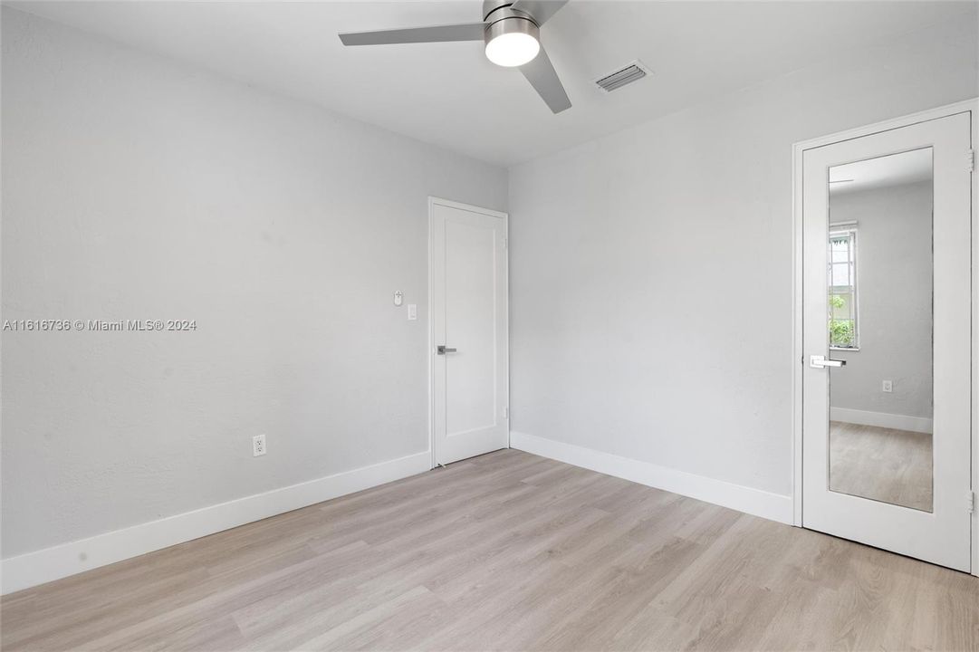 For Sale: $429,000 (2 beds, 1 baths, 862 Square Feet)