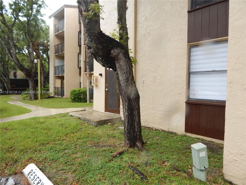 Recently Sold: $265,000 (2 beds, 2 baths, 906 Square Feet)