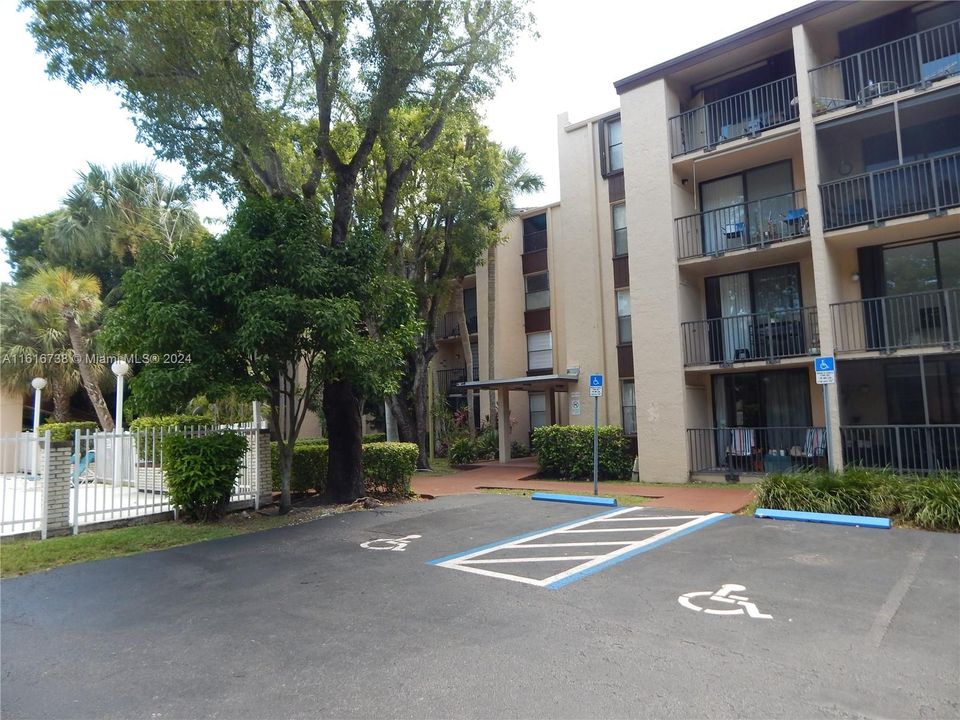 Recently Sold: $265,000 (2 beds, 2 baths, 906 Square Feet)