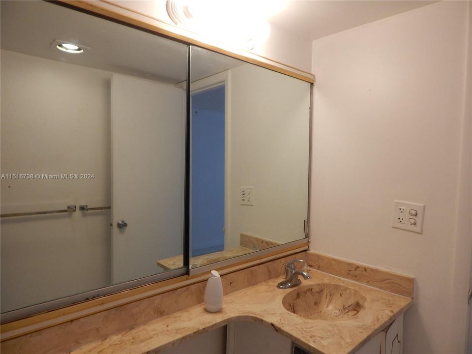 Recently Sold: $265,000 (2 beds, 2 baths, 906 Square Feet)