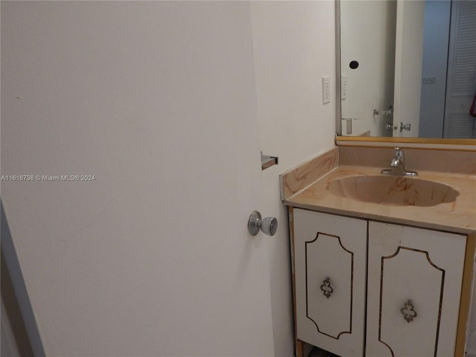 Recently Sold: $265,000 (2 beds, 2 baths, 906 Square Feet)