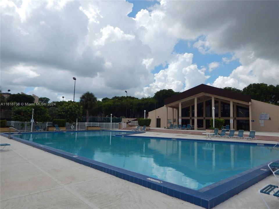 Recently Sold: $265,000 (2 beds, 2 baths, 906 Square Feet)