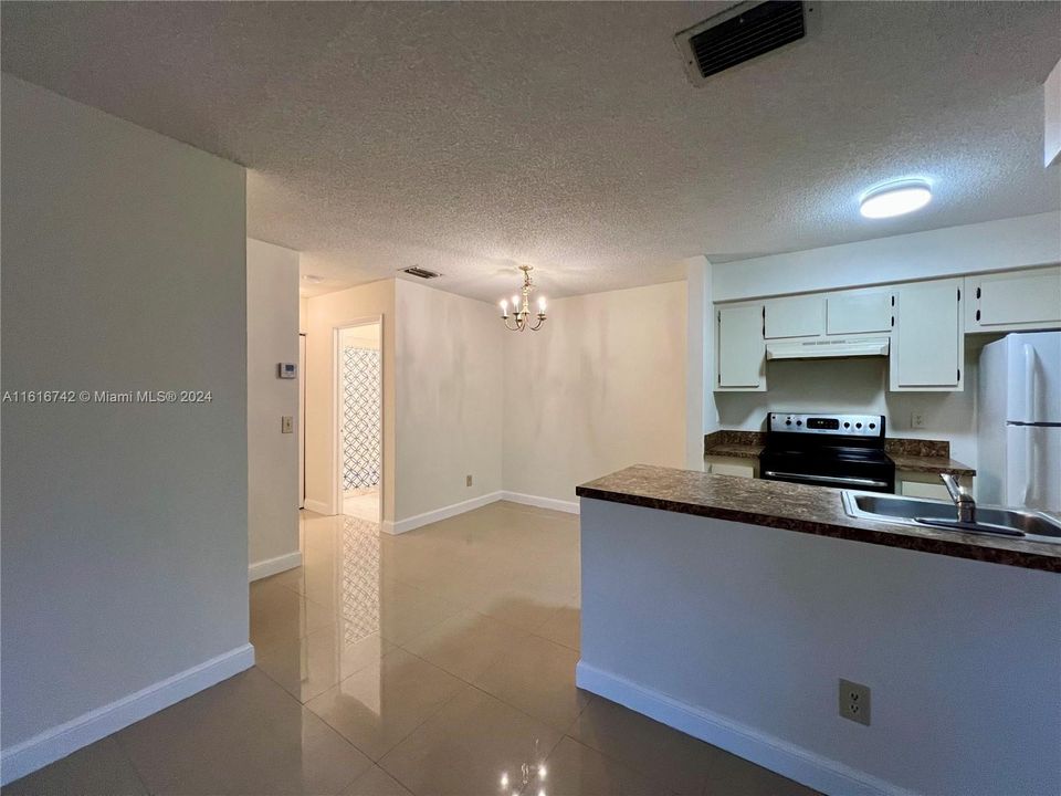 For Sale: $319,000 (2 beds, 2 baths, 932 Square Feet)