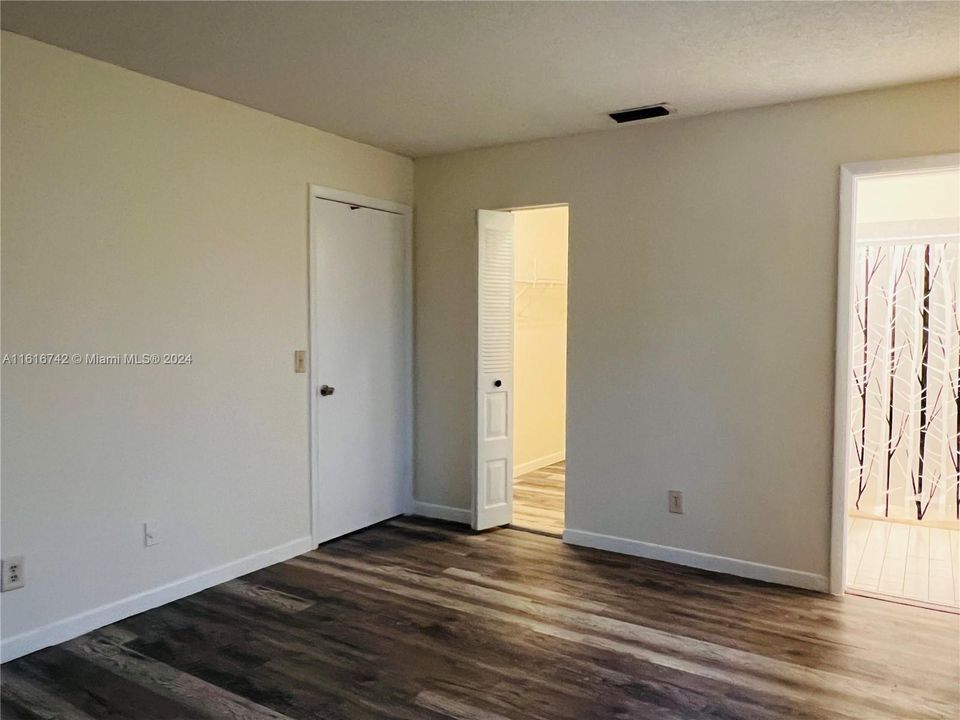 For Sale: $319,000 (2 beds, 2 baths, 932 Square Feet)