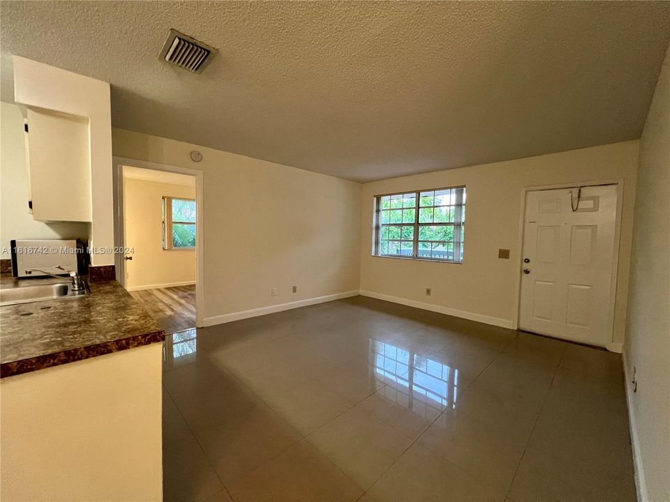 For Sale: $319,000 (2 beds, 2 baths, 932 Square Feet)