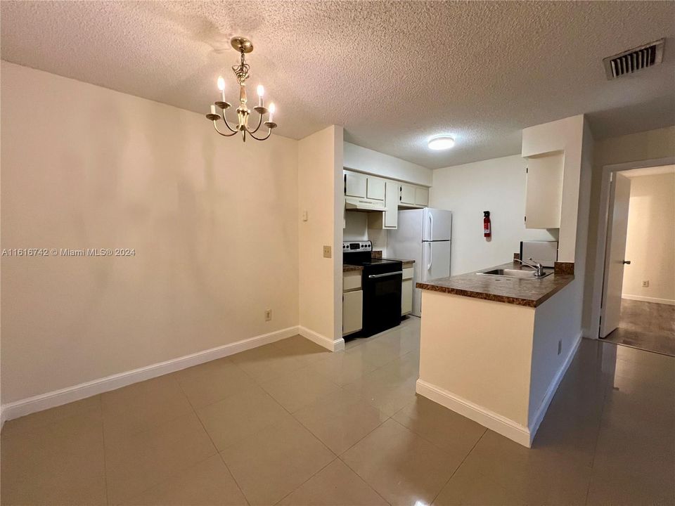 For Sale: $319,000 (2 beds, 2 baths, 932 Square Feet)