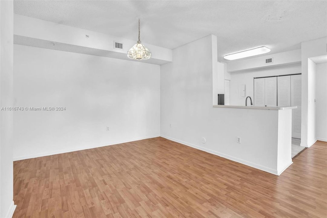 For Rent: $2,400 (2 beds, 2 baths, 1183 Square Feet)