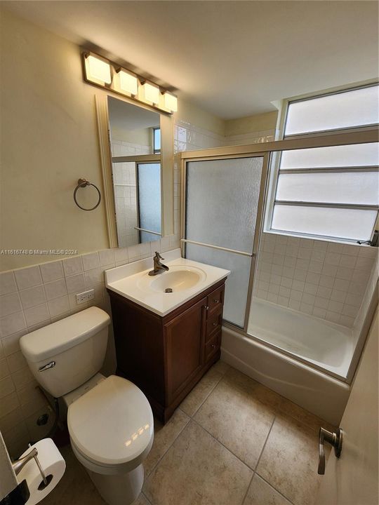 For Rent: $2,900 (1 beds, 1 baths, 811 Square Feet)