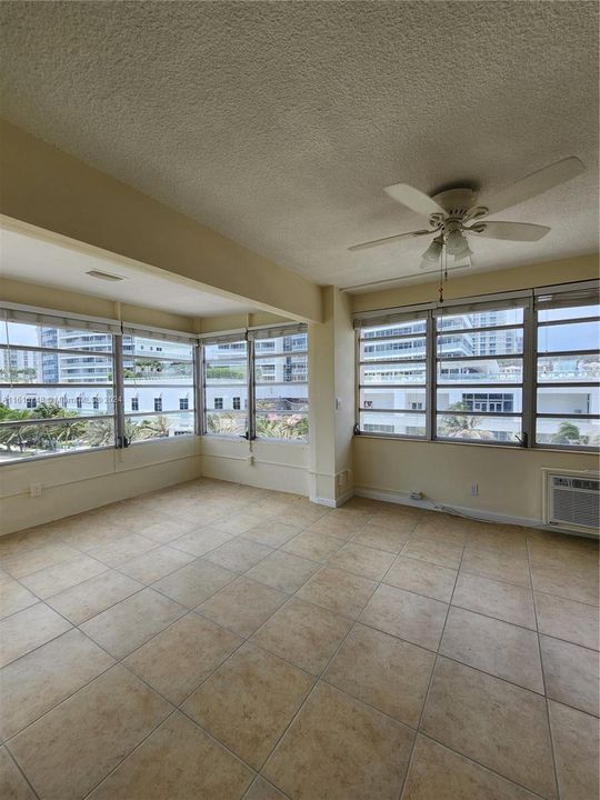 For Rent: $2,900 (1 beds, 1 baths, 811 Square Feet)