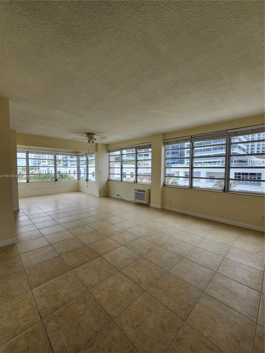 For Rent: $2,900 (1 beds, 1 baths, 811 Square Feet)