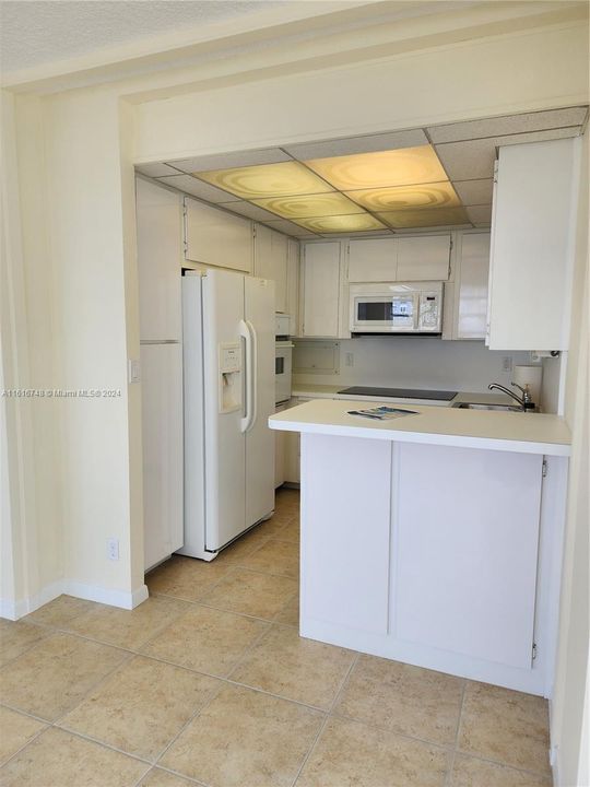 For Rent: $2,900 (1 beds, 1 baths, 811 Square Feet)