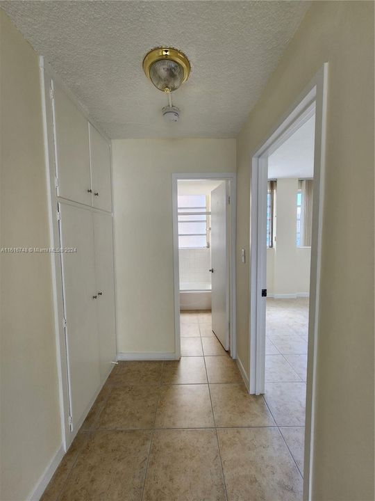 For Rent: $2,900 (1 beds, 1 baths, 811 Square Feet)