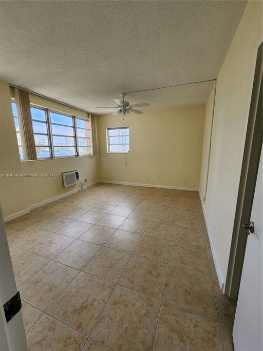 For Rent: $2,900 (1 beds, 1 baths, 811 Square Feet)