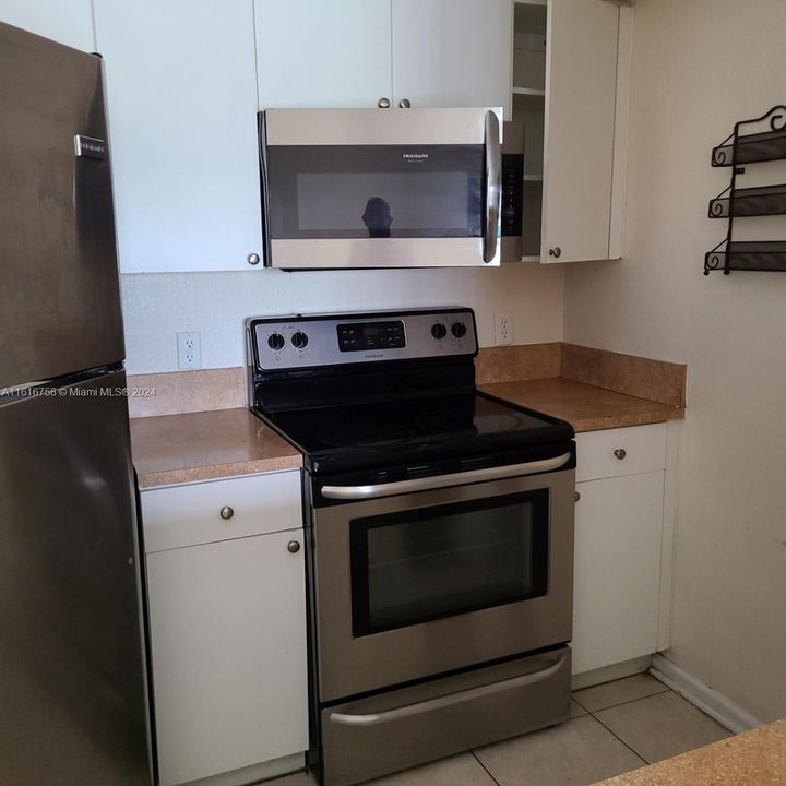 For Rent: $2,000 (2 beds, 2 baths, 895 Square Feet)