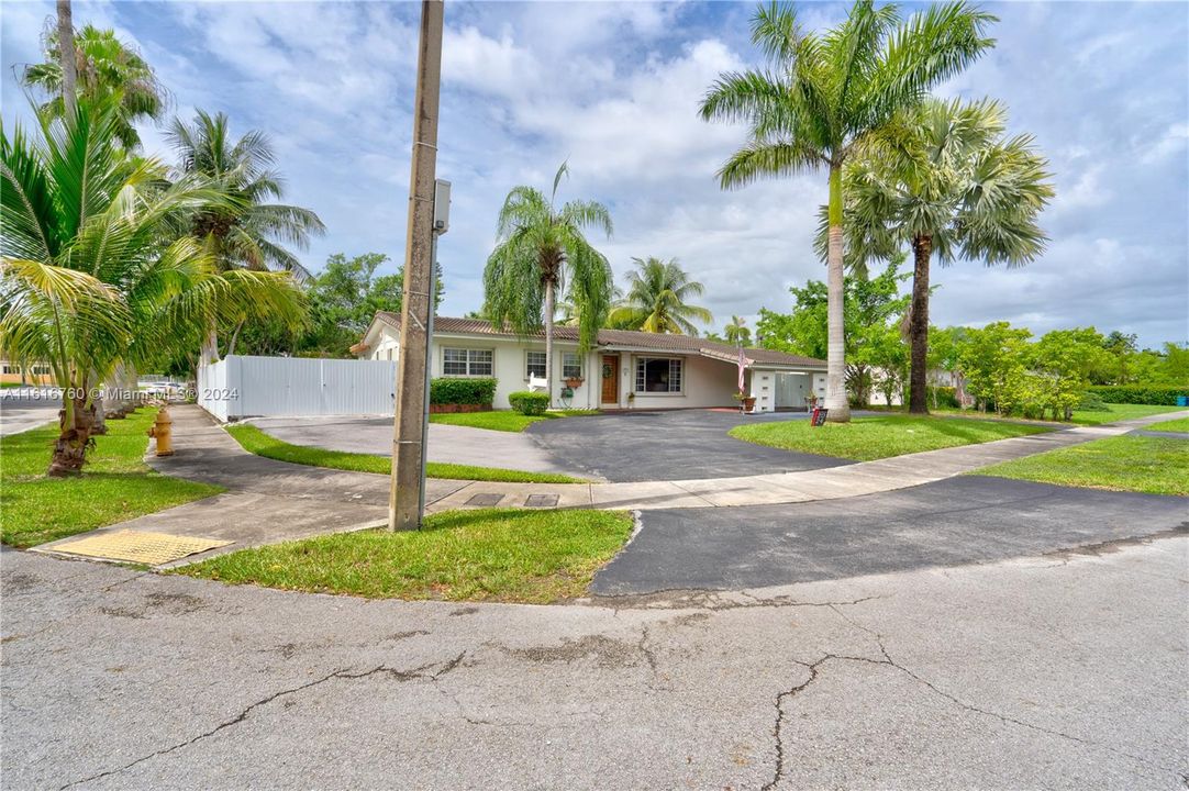 Active With Contract: $775,000 (3 beds, 2 baths, 1911 Square Feet)