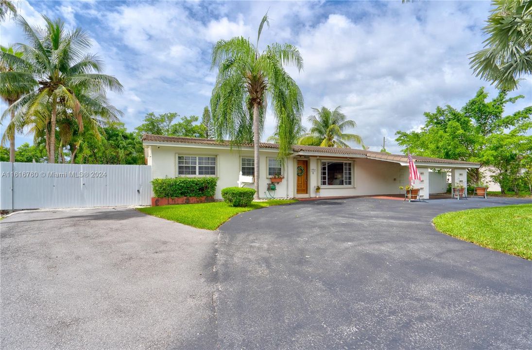 Active With Contract: $775,000 (3 beds, 2 baths, 1911 Square Feet)