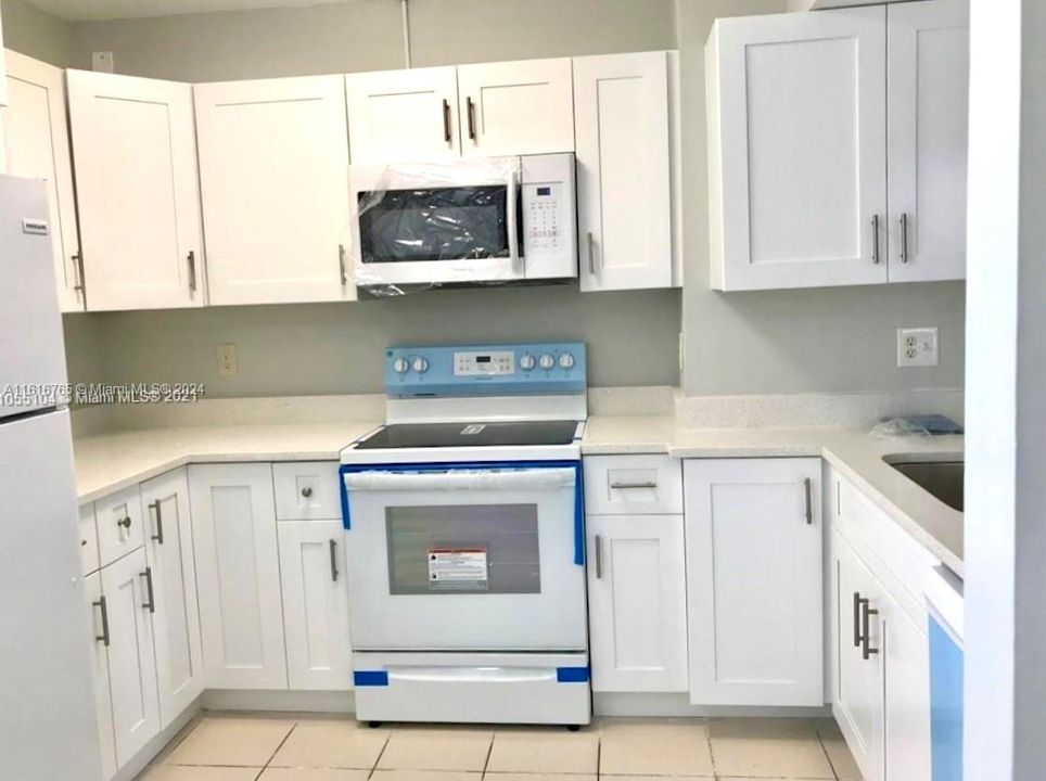 For Rent: $2,300 (2 beds, 2 baths, 870 Square Feet)