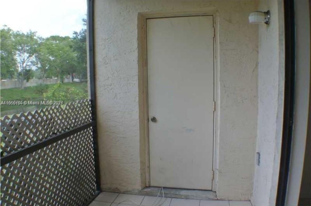 For Rent: $2,300 (2 beds, 2 baths, 870 Square Feet)