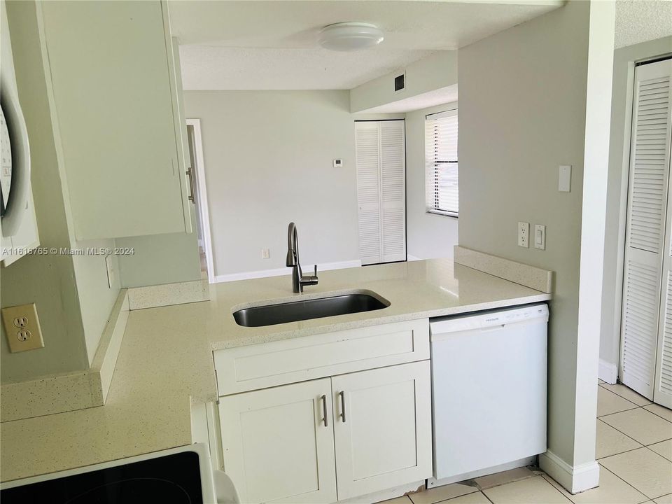 For Rent: $2,300 (2 beds, 2 baths, 870 Square Feet)