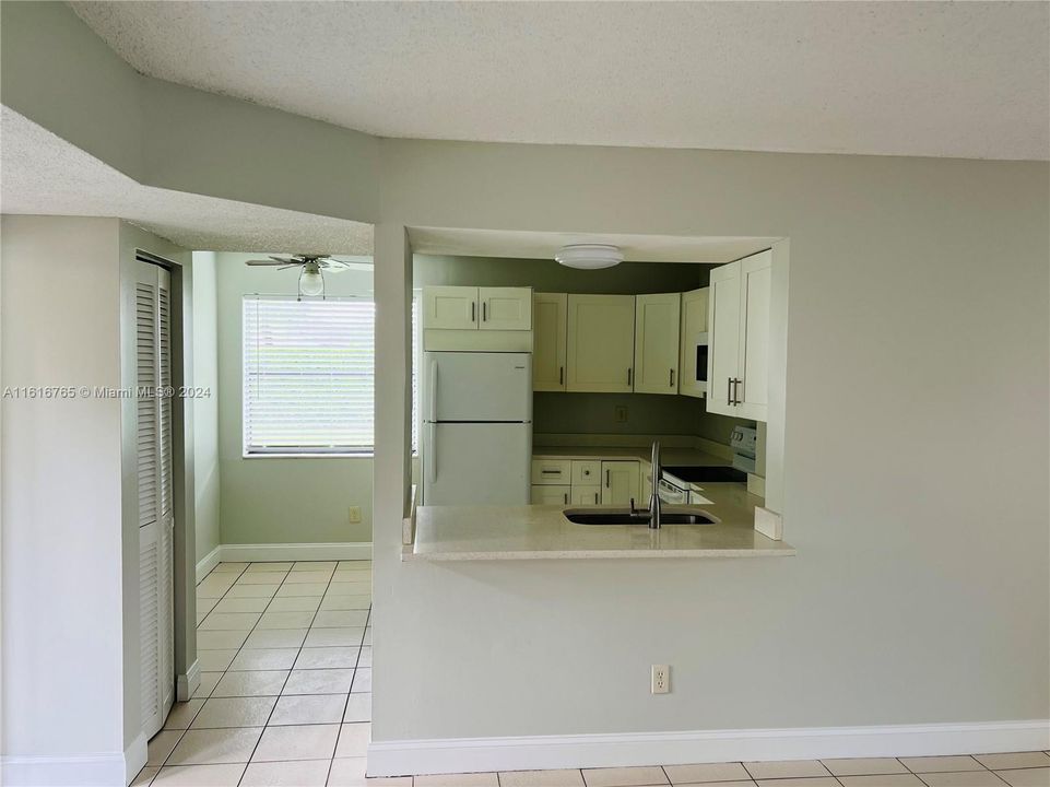 For Rent: $2,300 (2 beds, 2 baths, 870 Square Feet)