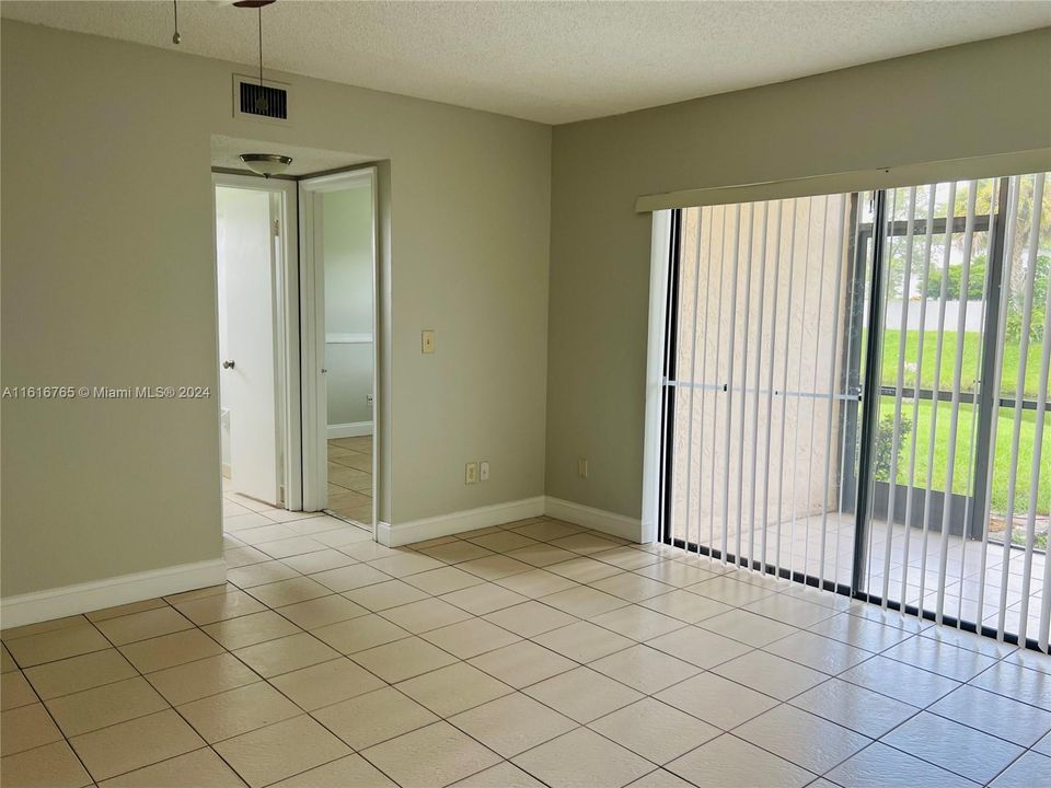 For Rent: $2,300 (2 beds, 2 baths, 870 Square Feet)