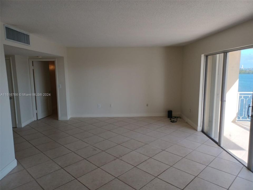 For Sale: $350,000 (2 beds, 2 baths, 1358 Square Feet)