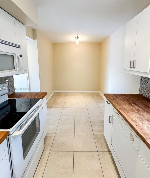 For Rent: $2,300 (2 beds, 1 baths, 933 Square Feet)