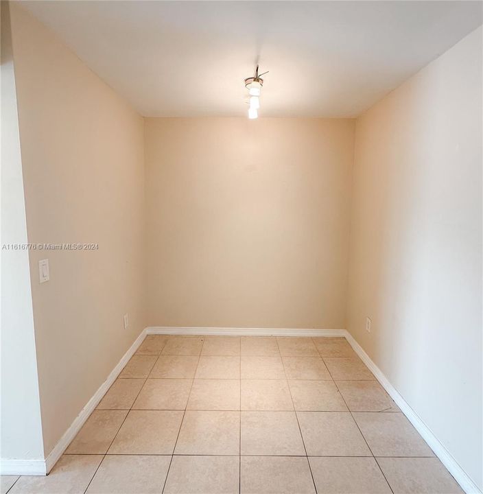 For Rent: $2,300 (2 beds, 1 baths, 933 Square Feet)