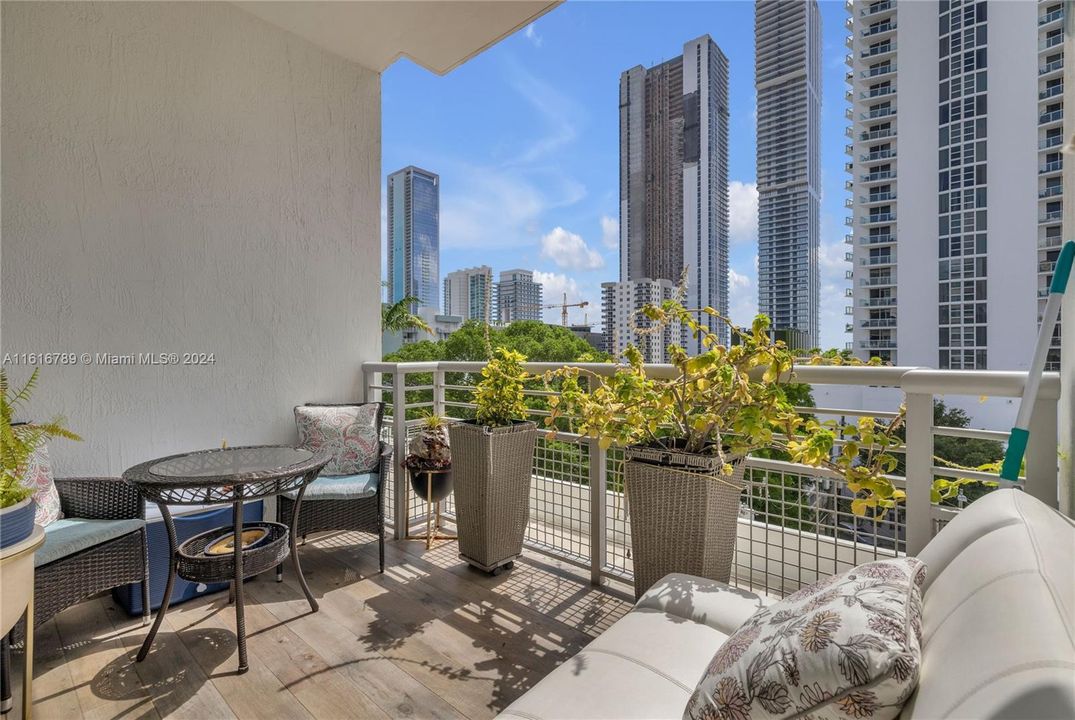 For Sale: $398,000 (1 beds, 1 baths, 709 Square Feet)