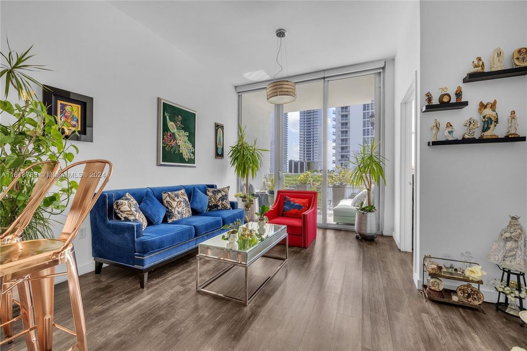 For Sale: $398,000 (1 beds, 1 baths, 709 Square Feet)