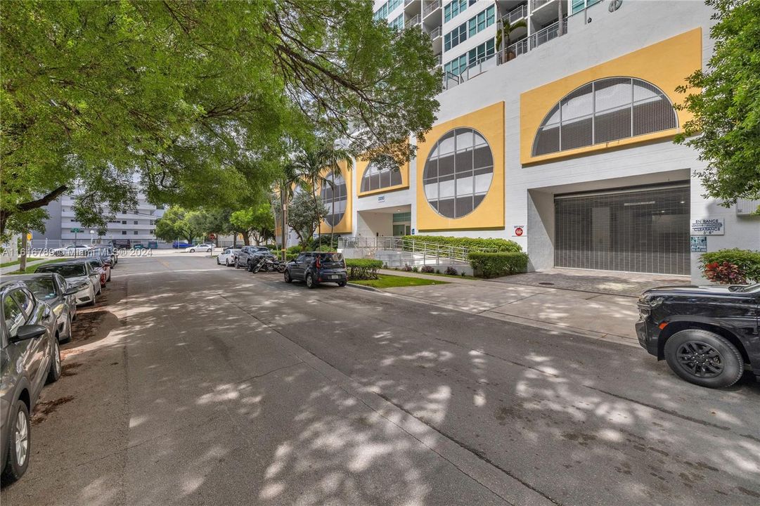 For Sale: $398,000 (1 beds, 1 baths, 709 Square Feet)