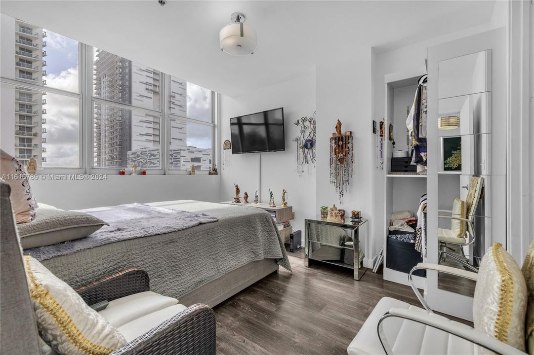 For Sale: $398,000 (1 beds, 1 baths, 709 Square Feet)