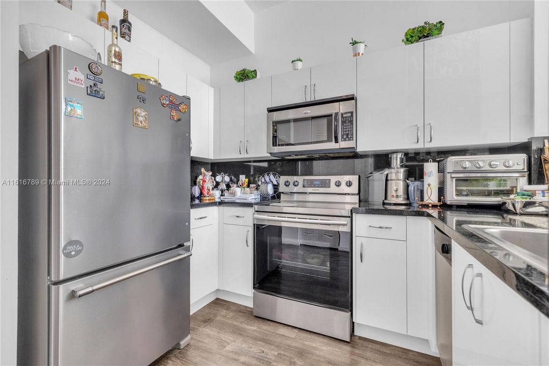 For Sale: $398,000 (1 beds, 1 baths, 709 Square Feet)