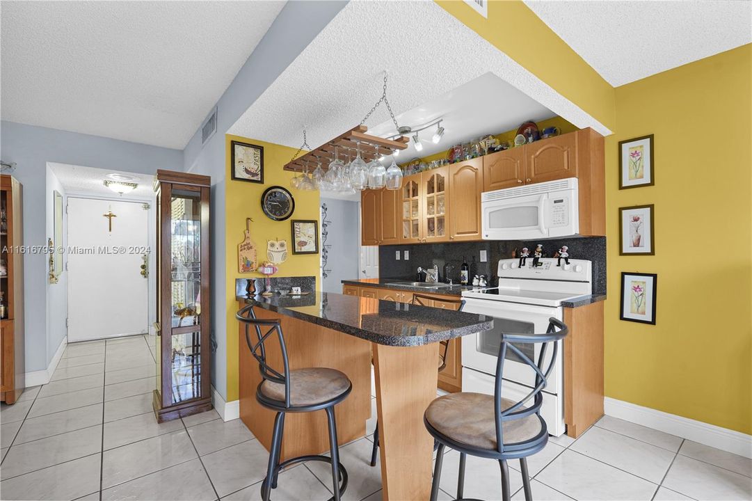 For Sale: $375,000 (2 beds, 1 baths, 838 Square Feet)