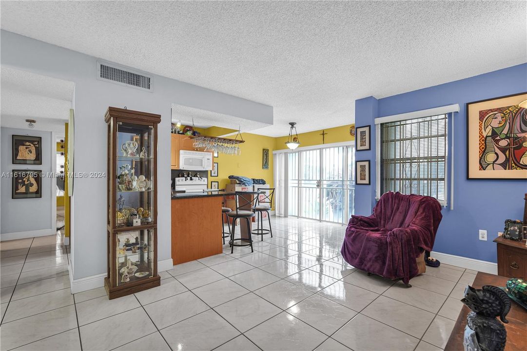 For Sale: $345,000 (2 beds, 1 baths, 838 Square Feet)